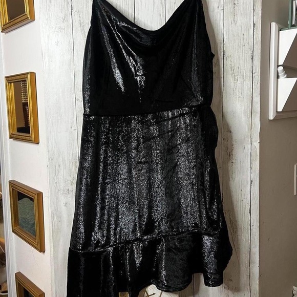 Dresses & Skirts - Black Shimmering Mini Dress NWT Cockt Dress